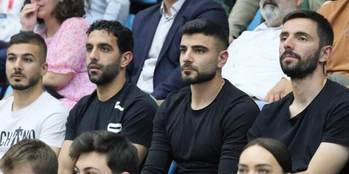 Futbolculardan basketbol takımına destek