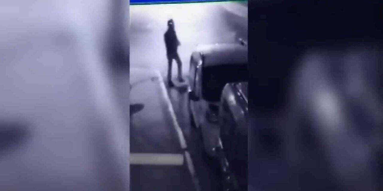 Sancaktepe’de husumetli olduğu kişinin aracını kundakladı...O anlar kamerada