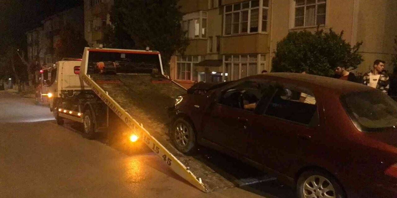 Uzunköprü’de direksiyon hakimiyetini kaybeden sürücü bariyerlere çarparak durabildi