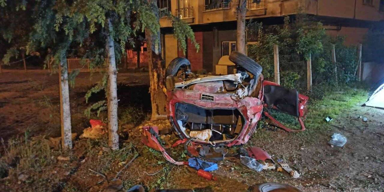 Kontrolden çıkan araç bahçe duvarına çarparak takla attı: 2 ölü, 1 yaralı