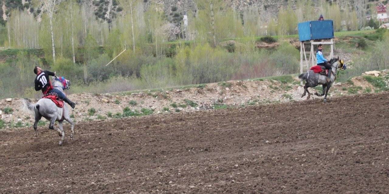 Atları dörtnala koşturarak cirit müsabakasını izleyenlere keyifli anlar yaşattılar