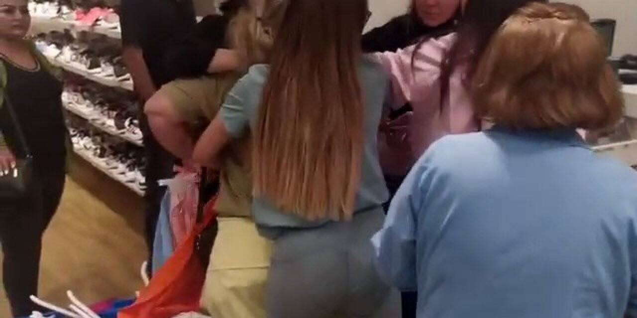 Son kalan bluz için  saç saça baş başa kavga ettiler