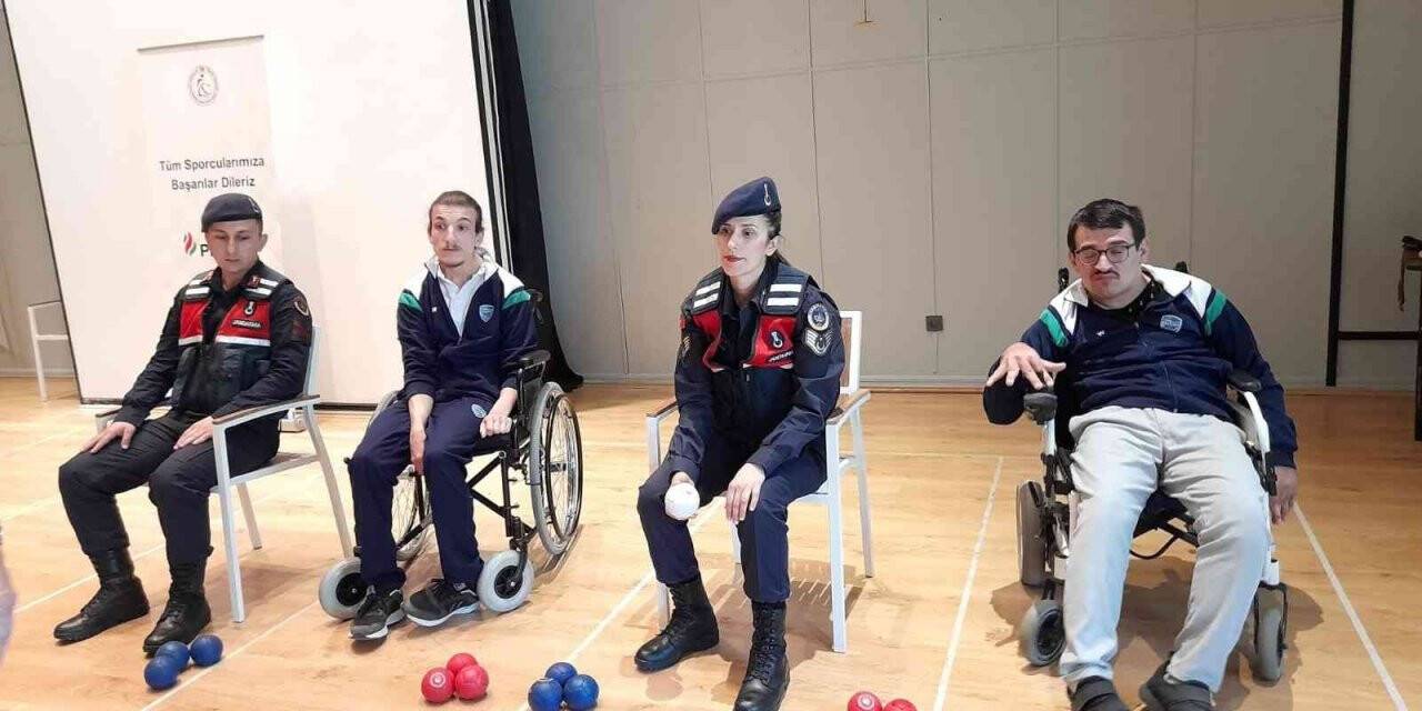 Jandarma ekipleri engelli sporcuların yüzünü güldürdü