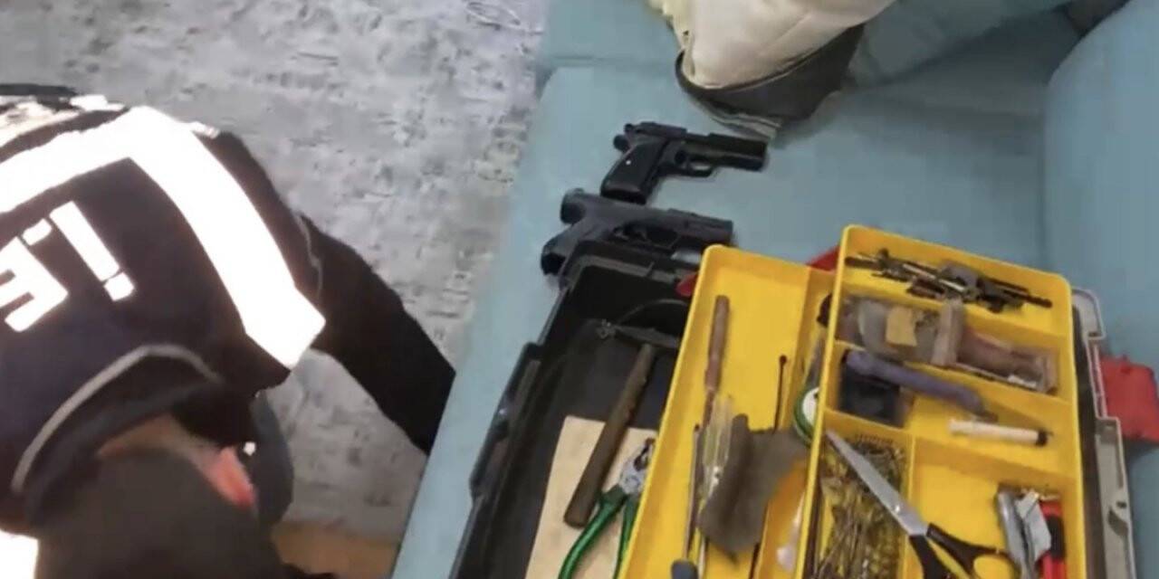 İstanbul’da cephaneliğe çevrilen eve operasyon kamerada