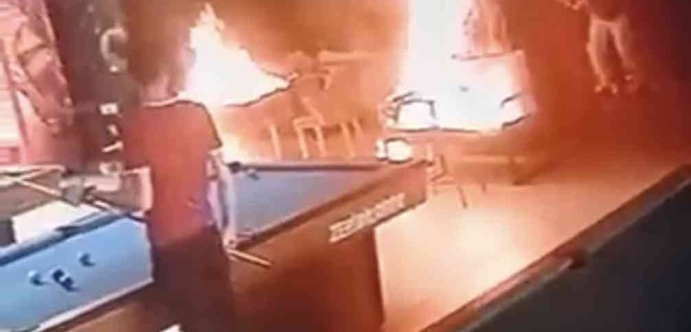 4 bin TL alacağı için bilardo salonunu ateşe verdi