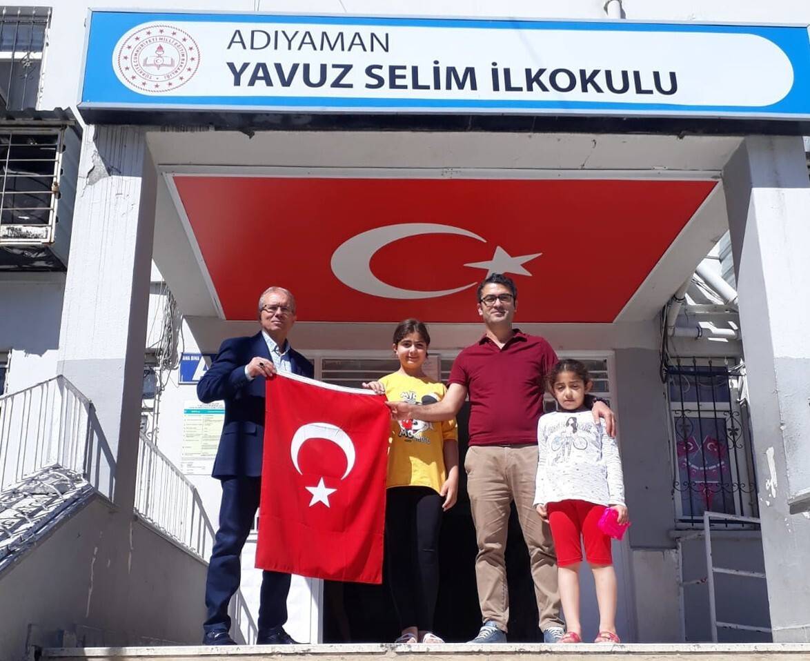 Yere düşen bayrağı yıkayıp yeniden okula teslim etti