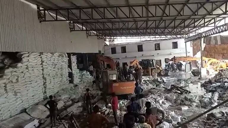 Hindistan’da fabrikanın duvarı çöktü: 12 ölü, 13 yaralı
