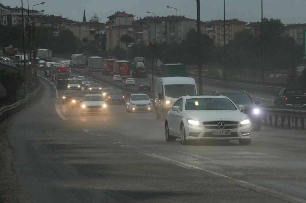 Yola dökülen mazot, kilometrelerce araç kuyruğu oluşturdu