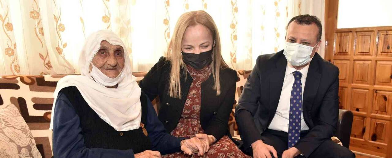 Güllü nine 111. yaşını Vali Taşbilek’le kutladı