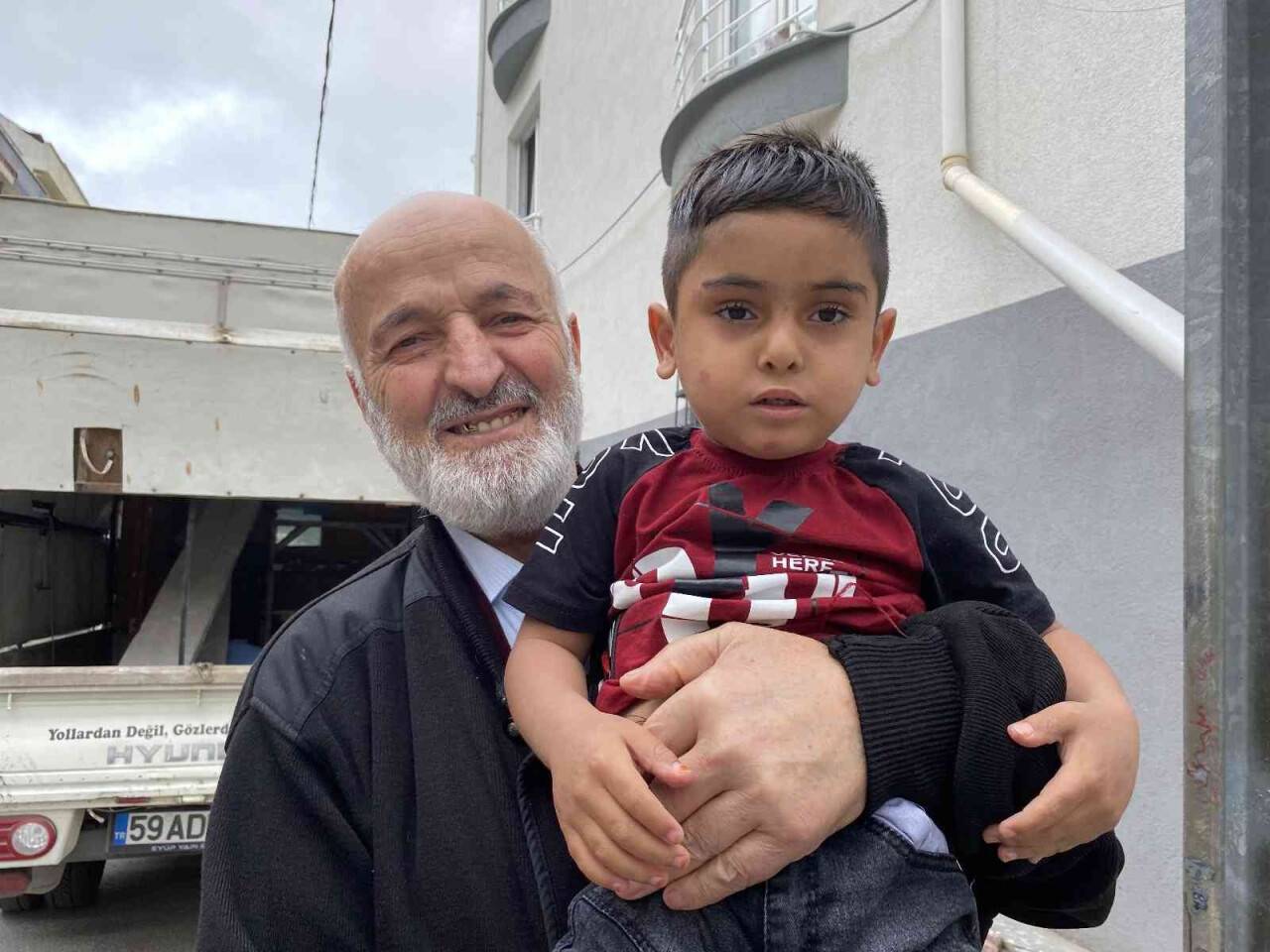 Küçük çocuk, cipin altından yara almadan kurtuldu