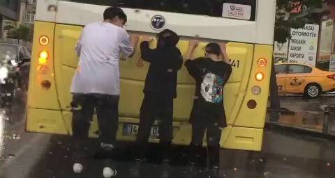 Yağmurda çocukların tehlikeli yolculuğu kamerada