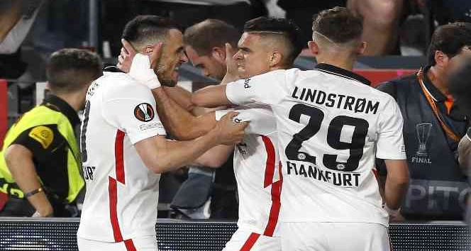 UEFA Avrupa Ligi'nde sezonun en iyi oyuncusu Filip Kostic oldu