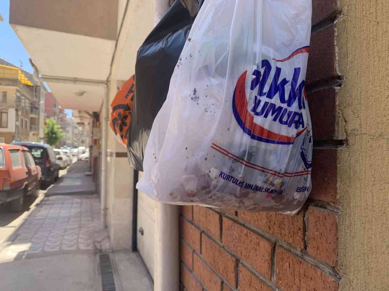 Bu sokakta çöpler duvara asılıyor