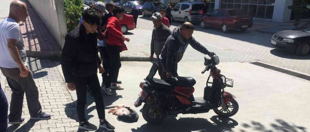 Elektrikli bisiklet hafif ticari araca çarptı: 1 yaralı