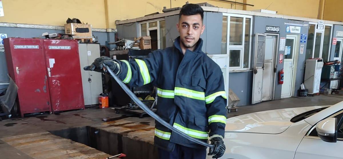 Otomobilin motor bölümüne giren yılanı itfaiye çıkardı