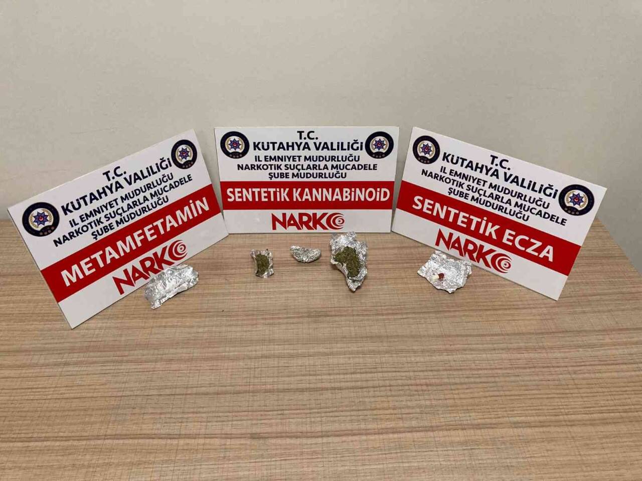 Kütahya’da üzerlerinden uyuşturucu çıkan 3 kişi gözaltına alındı