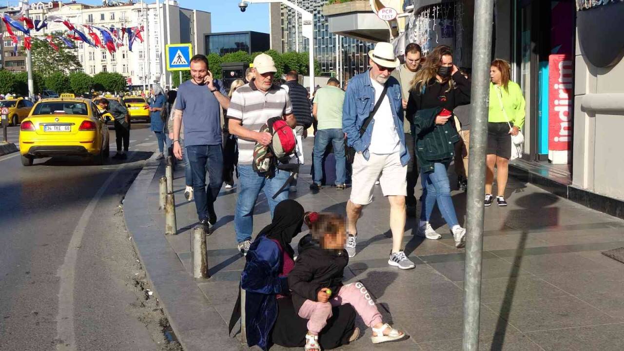 Taksim’de turist avcısı dilenciler kameraya yakalandı