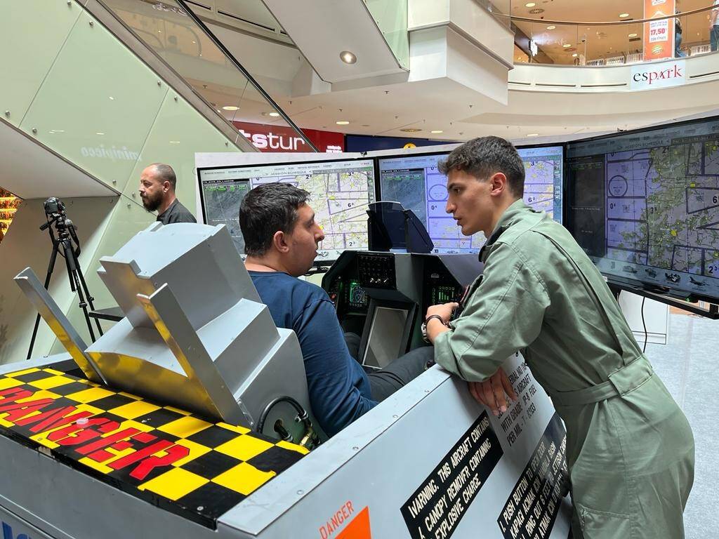 Simülatör uçaklarla keyifli deneyim ziyaretçilerini bekliyor