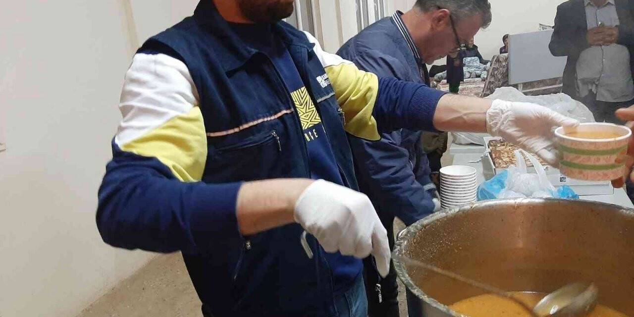 Karacabey’de ekipler olumsuz hava koşullarına karşı gece boyu teyakkuzda kaldı