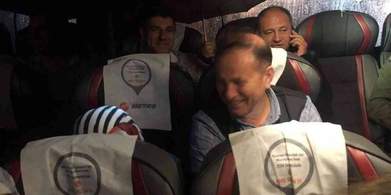 İstanbul-Bursa seferi yapan otobüste şemsiyeli yolculuk