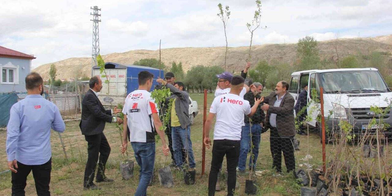 Ölen babası için ilginç bir hayır yaptı