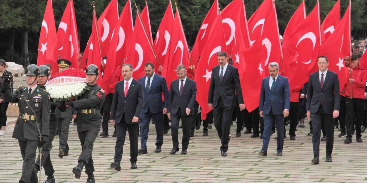 Bakan Kasapoğlu’ndan Anıtkabir’e 19 Mayıs ziyareti