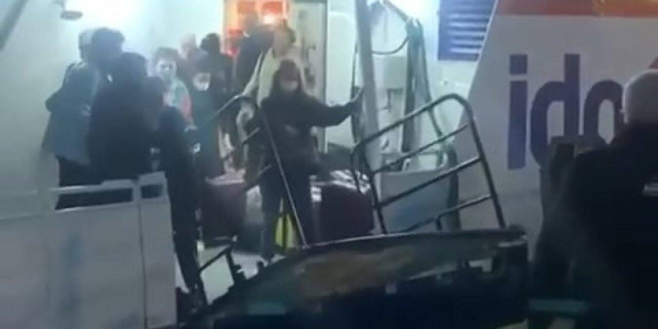 Feribotta can pazarı: Metrelerce yükselen dalgalarda zor anlar kameralara yansıdı