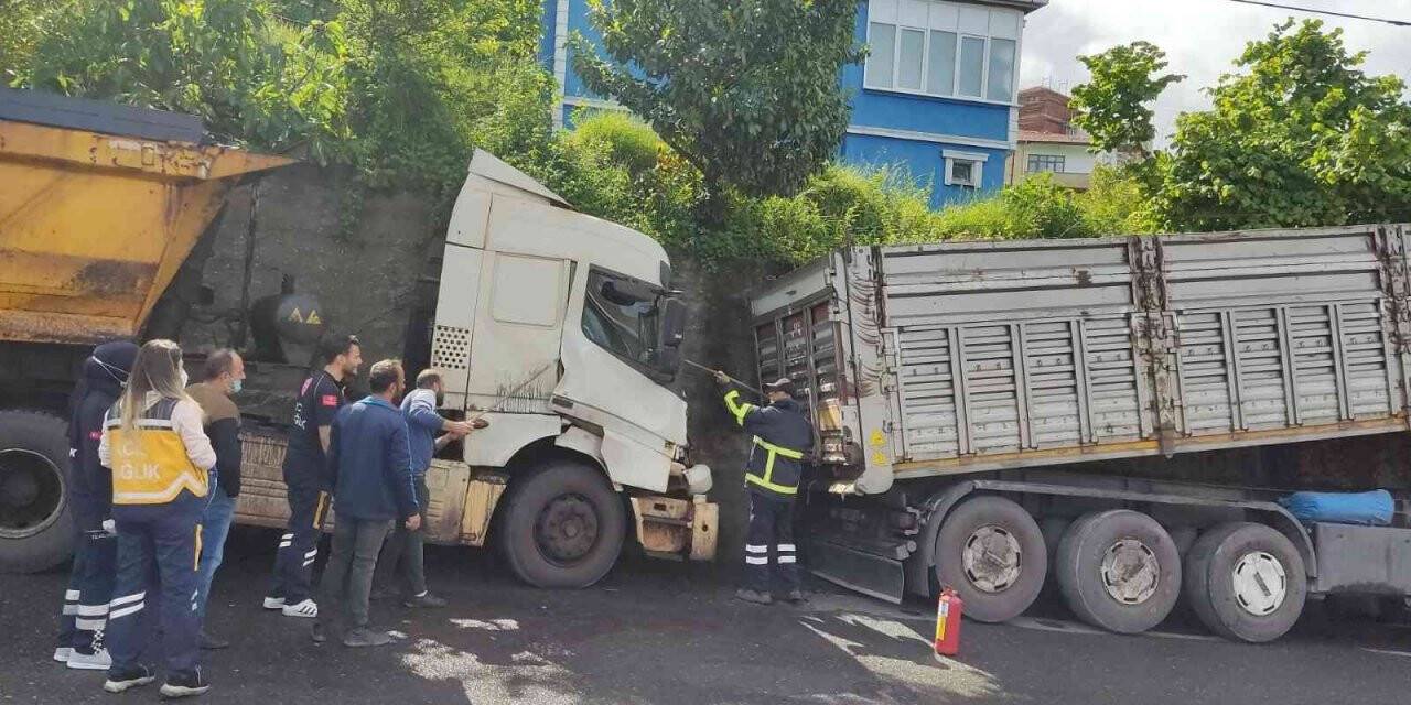 Freni boşalan tır duvara çarptı: 1 yaralı