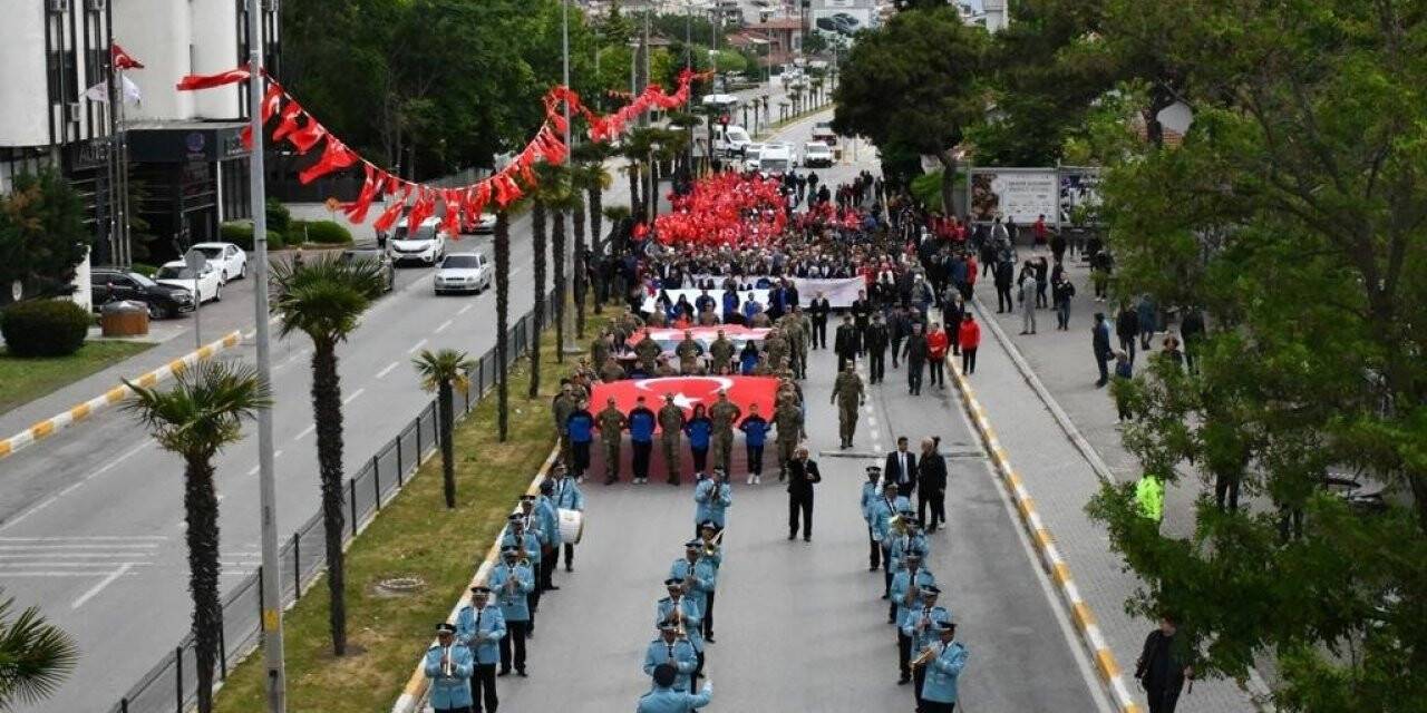 Balıkesir’de gençler 19 Mayıs’ı yürüyüşle kutladı
