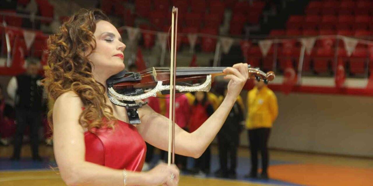 Samsun’da 19 Mayıs kutlamalarına dünyaca ünlü kemancı damga vurdu