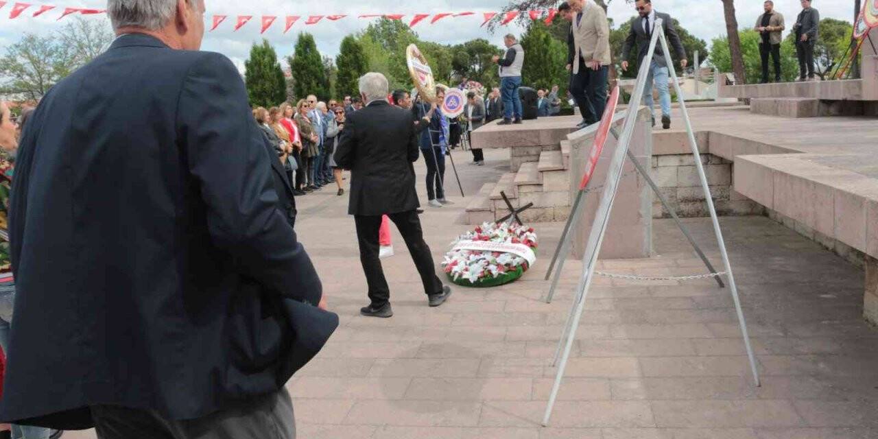 Çelenkler rüzgarın azizliğine uğradı