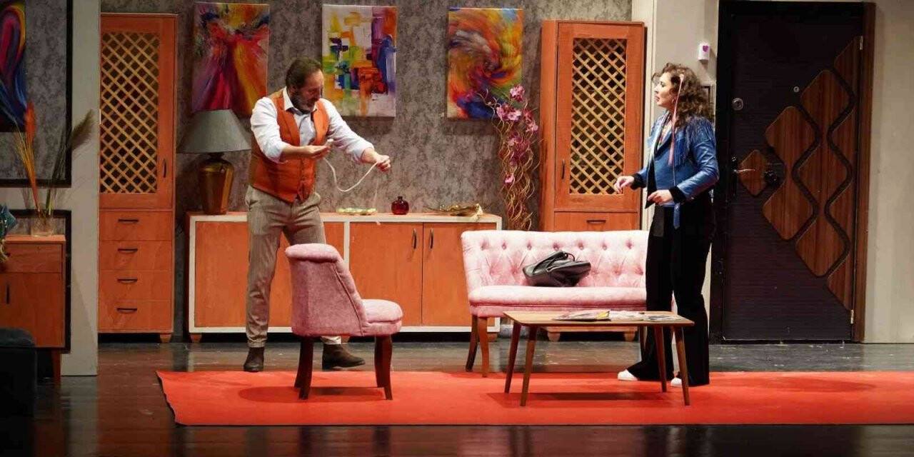 ’El Yapımı Aşk’ tiyatroseverlerle buluştu