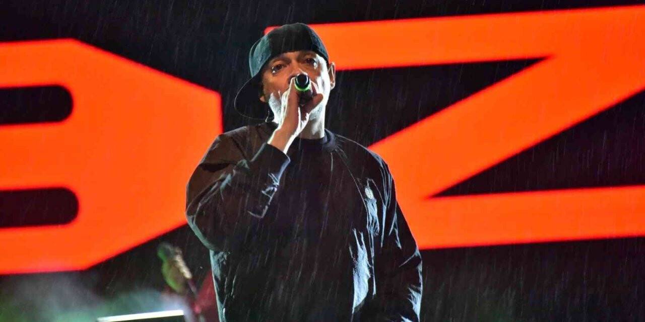 Binlerce kişi yağmura aldırış etmeden Ceza konserini dinledi