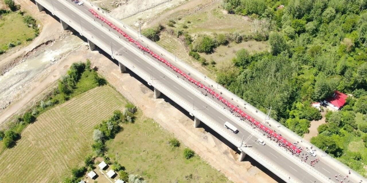 Bingöl’de 200 metrelik Türk bayrağıyla yürüdüler