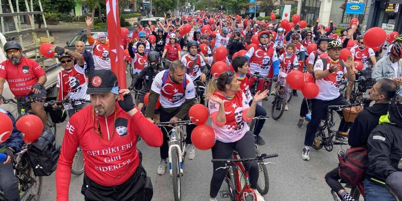 Kadıköy’de ’19 Mayıs Gençlik Şöleni’ bisiklet turu ile renkli görüntüler oluşturdu