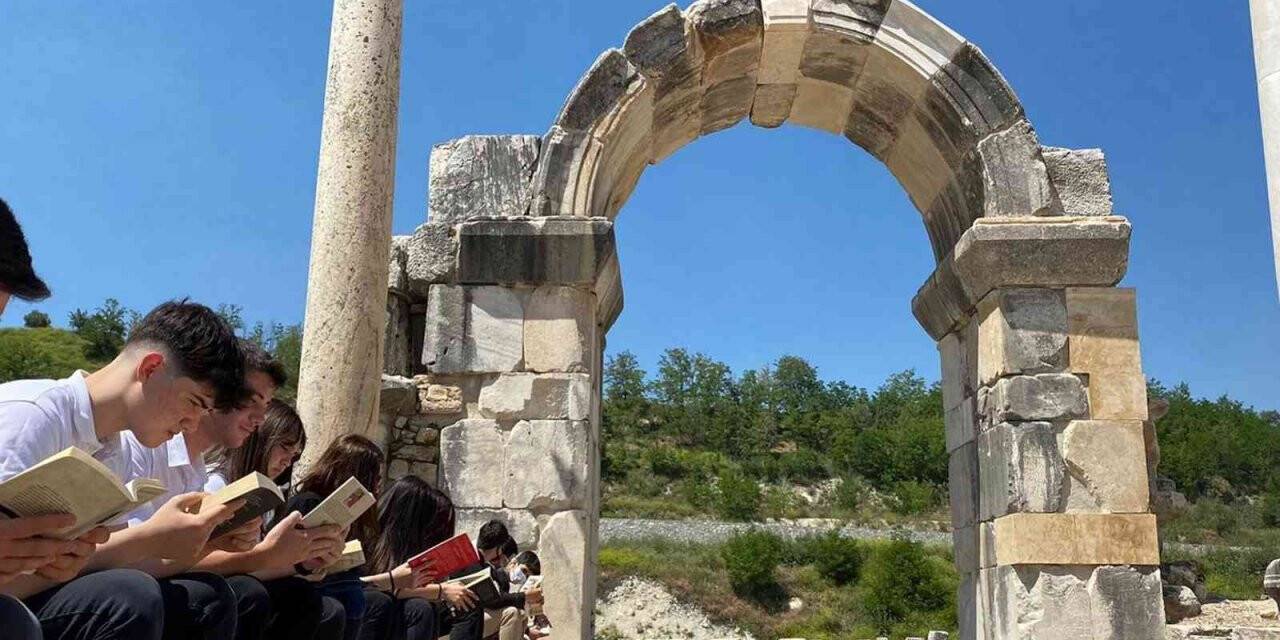 Antik kentte hem okudular, hem söylediler
