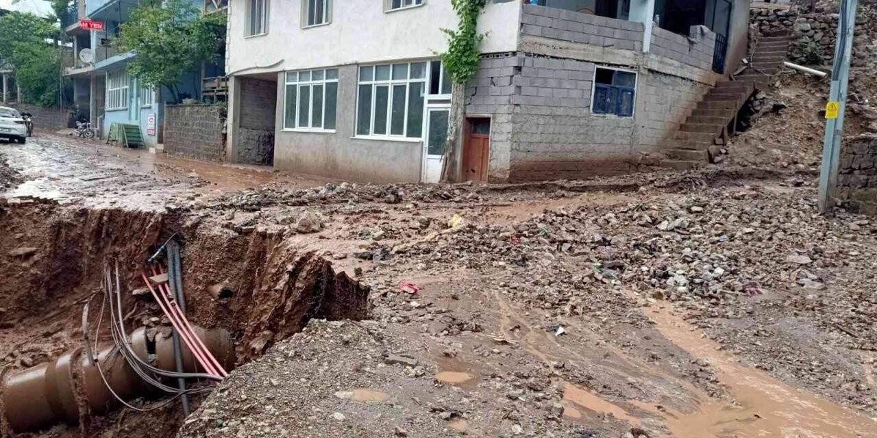 Yahyalı’da sağanak sele ve heyelana neden oldu