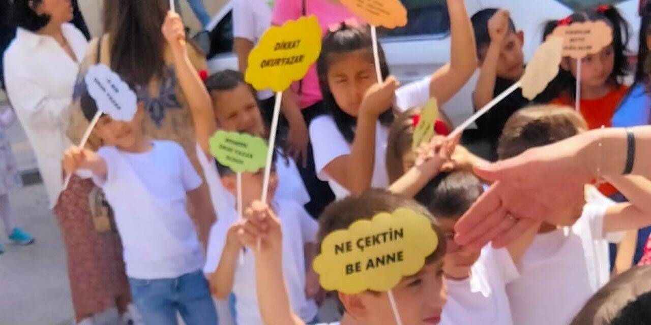 Minik öğrencilerden bayram korteji