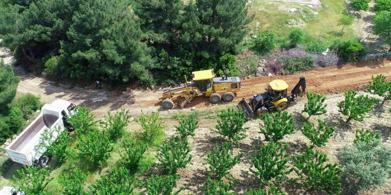Şehzadeler Belediyesi 27 kilometre daha ova yolunu bakımı yaptı