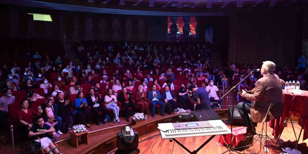 Tuzla’nın özel çocukları için Metin Şentürk sahne aldı