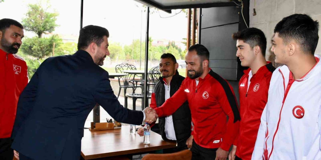 Çizmelioğlu, Eskişehirli milli sporcular ile bir araya geldi