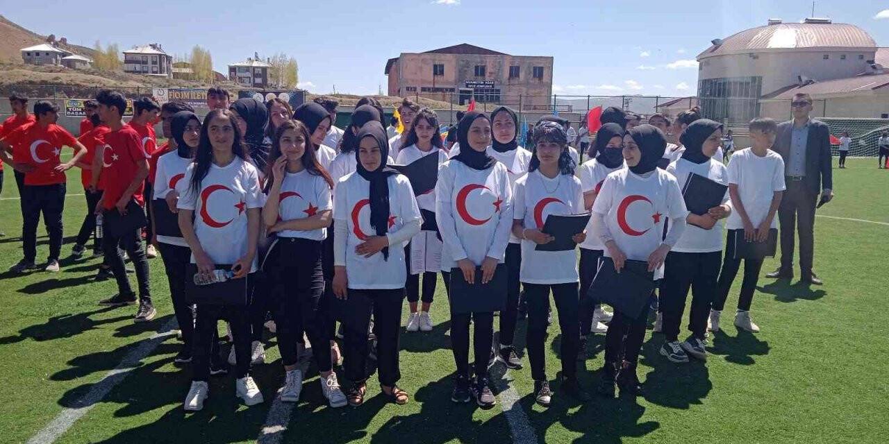 Özalp’te 19 Mayıs Atatürk’ü Anma, Gençlik ve Spor Bayramı coşkusu