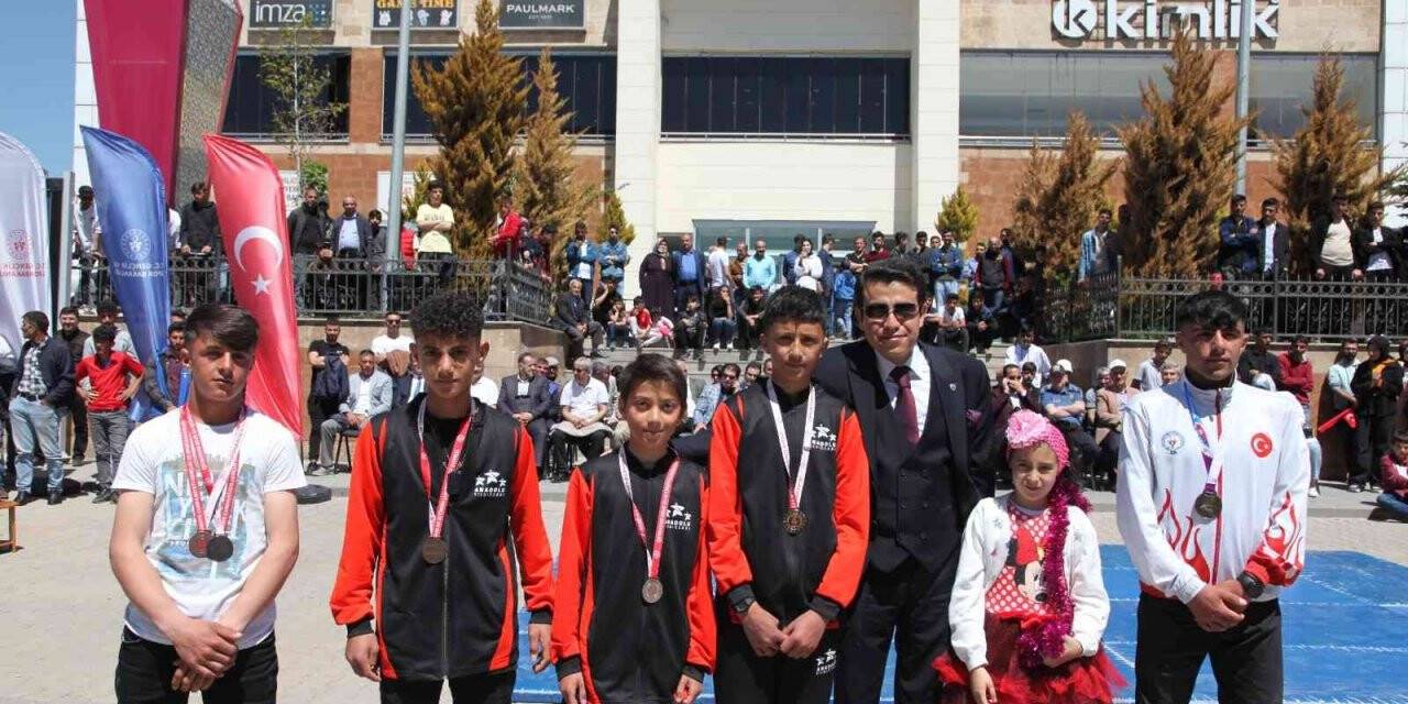 Ahlat’ta 19 Mayıs Atatürk’ü Anma, Gençlik ve Spor Bayramı coşkusu