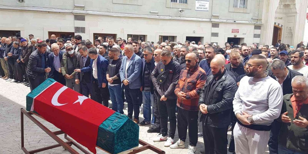 Kalp krizinden ölen şampiyon boksör memleketi Giresun’da son yolculuğuna uğurlandı