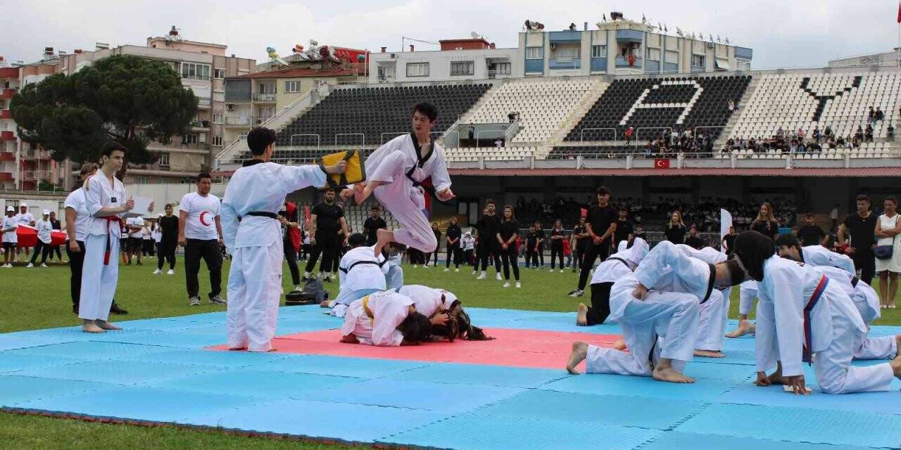 Aydın’da gençlerin gösterileri ayakta alkışlandı