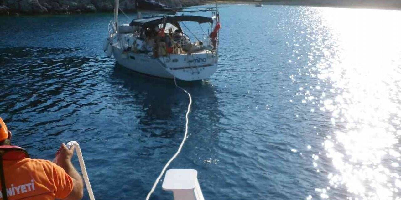 Makine arızası yapan tekne Marinaya çekildi