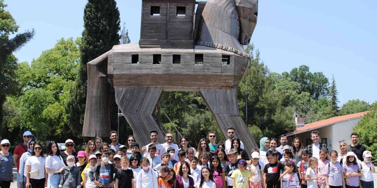 ÇOMÜ öğrencileri, ilkokul öğrencilerini Troya müzesine götürdü