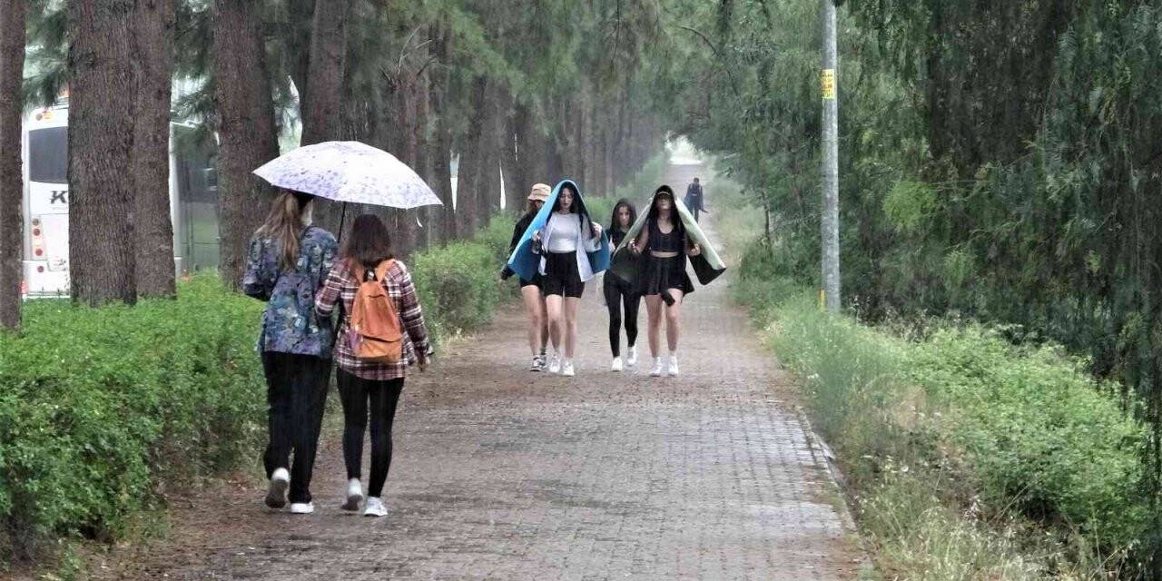 Antalya’da kısa süreli sağanak yağmur vatandaşlara zor anlar yaşattı