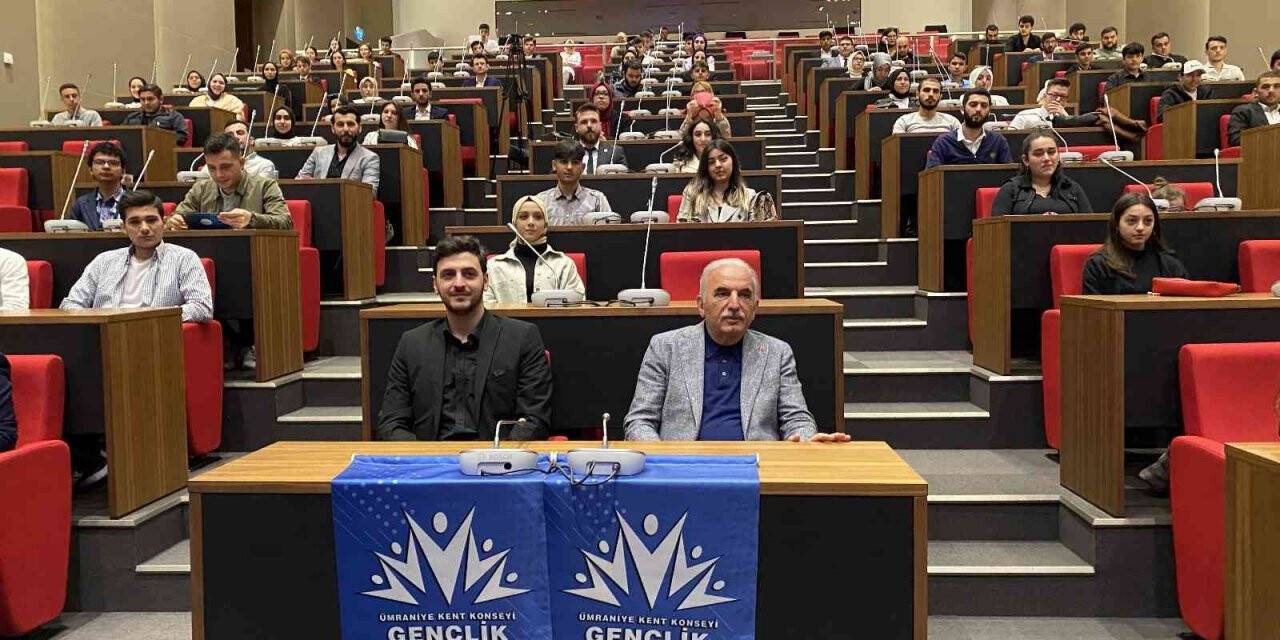 Ümraniye’de gençler meclis koltuğuna oturdu