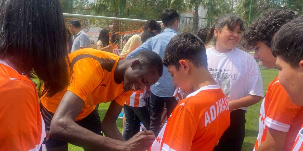 Adanaspor, bayramı gençlerle kutladı